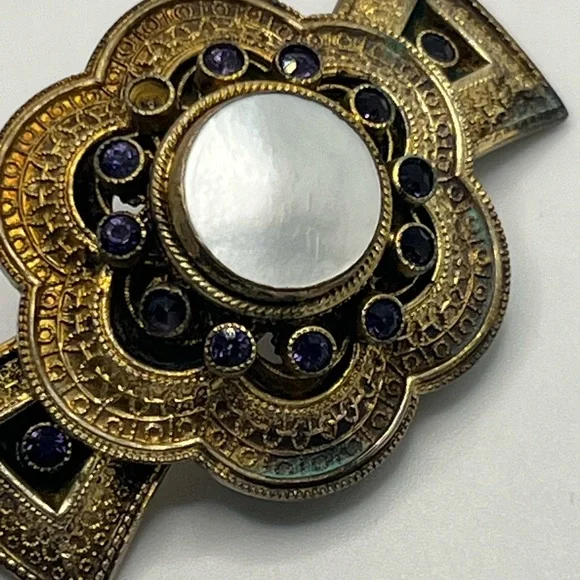 Victorian gold tone brooch pin purple rhinestones mother of pearl c clasp flower